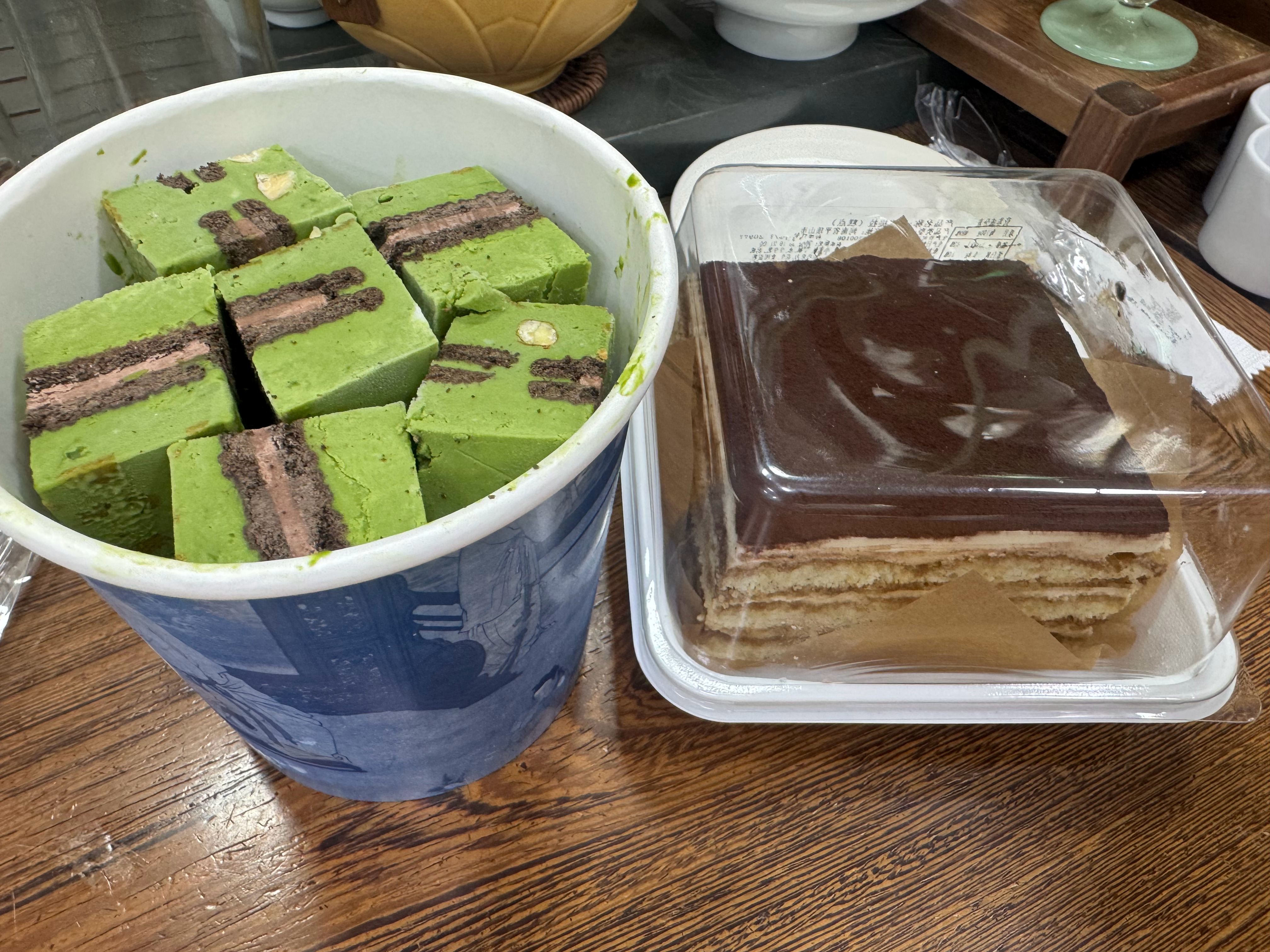 下午同学喝茶局～抹茶厚切炒酸奶～小蛋糕（里面还夹了奥利奥）这些都是凉的 怎么会有