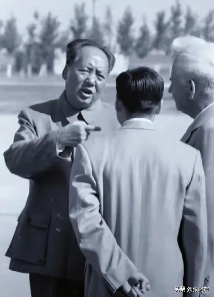 在民族大义面前，毛主席永远站在人民一边，一身铮铮傲骨，绝不妥协退让。