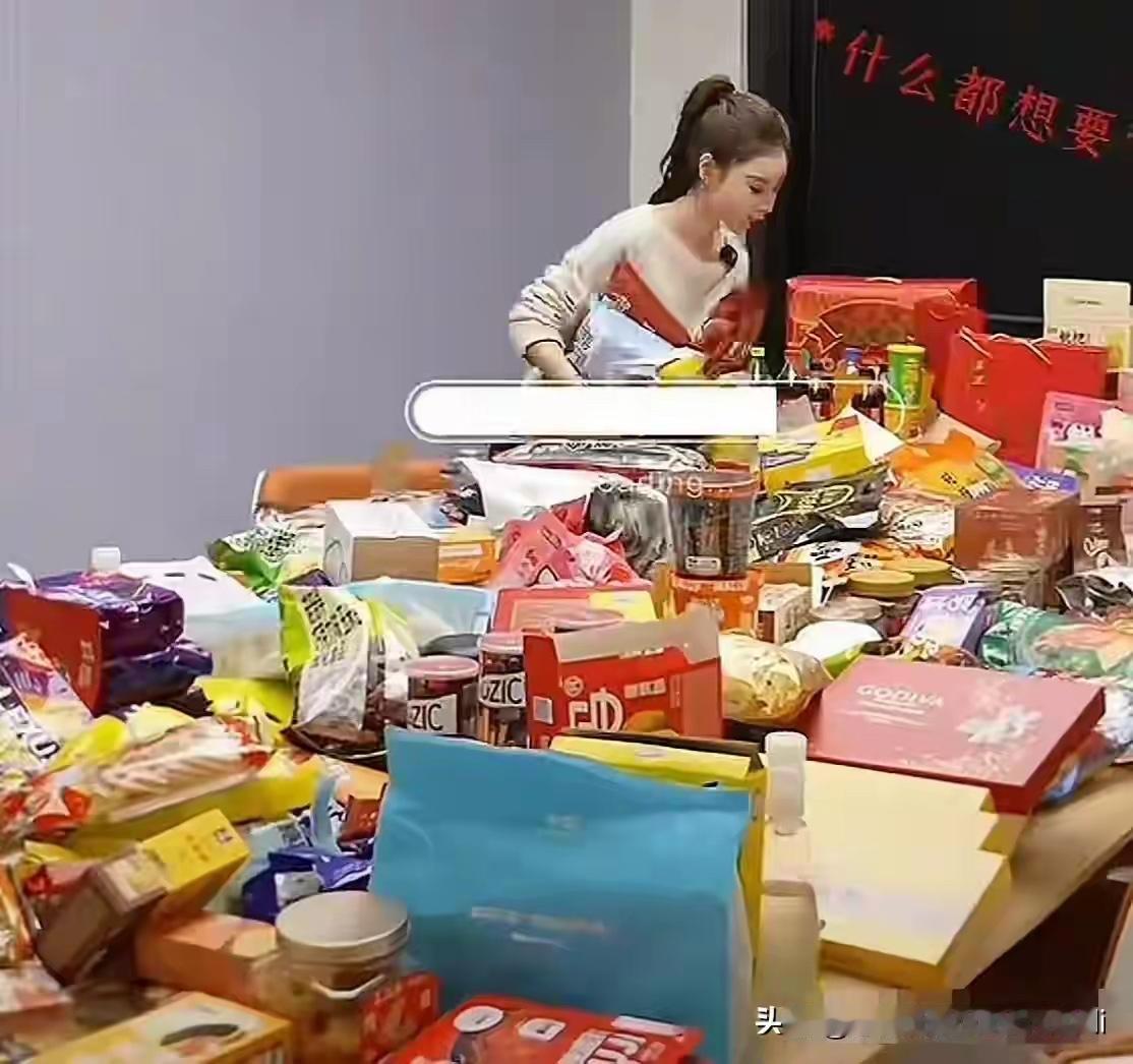 小梅真厉害了，她也是有很多零食，怎么吃都不胖，直播带货，肯定很多零食，真的看到都