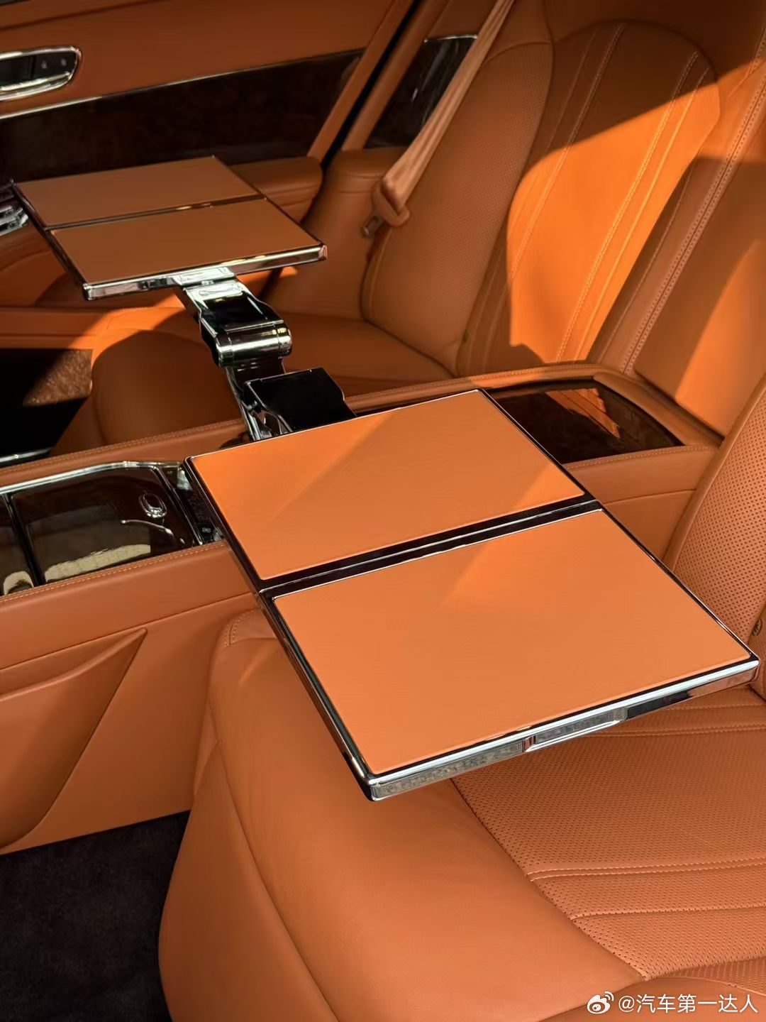 真正的格局，藏于从容与静谧。寻觅宾利慕尚加长版准新二手车，手工奢饰座舱、加长私密