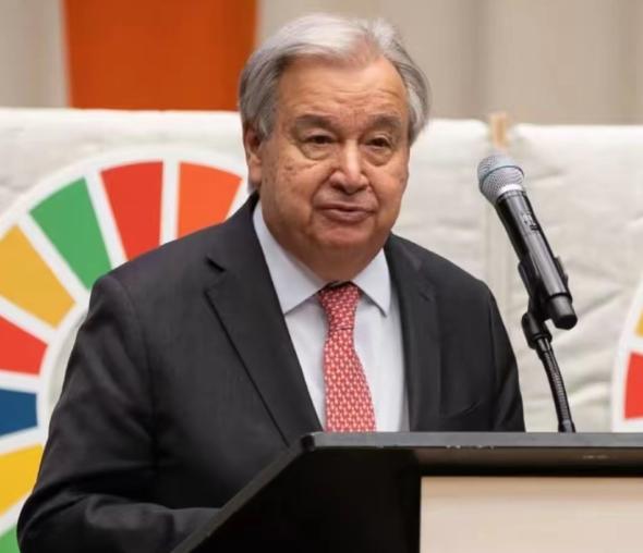 这位老人正是现任联合国秘书长古特雷斯，从面相看是一位慈和的长者，眼神里却始终透着