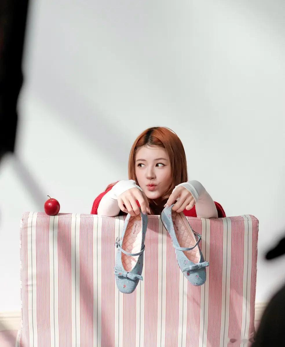 赵露思最新写真花絮曝光！秒变童话故事里的可爱少女6日，赵露思拍摄的写真花絮照曝光