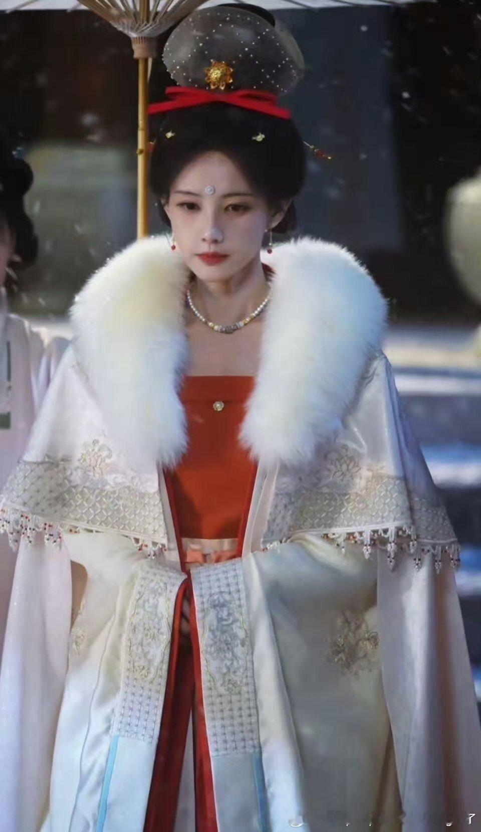 衣料饰品都好廉价感觉还不如细微那部 