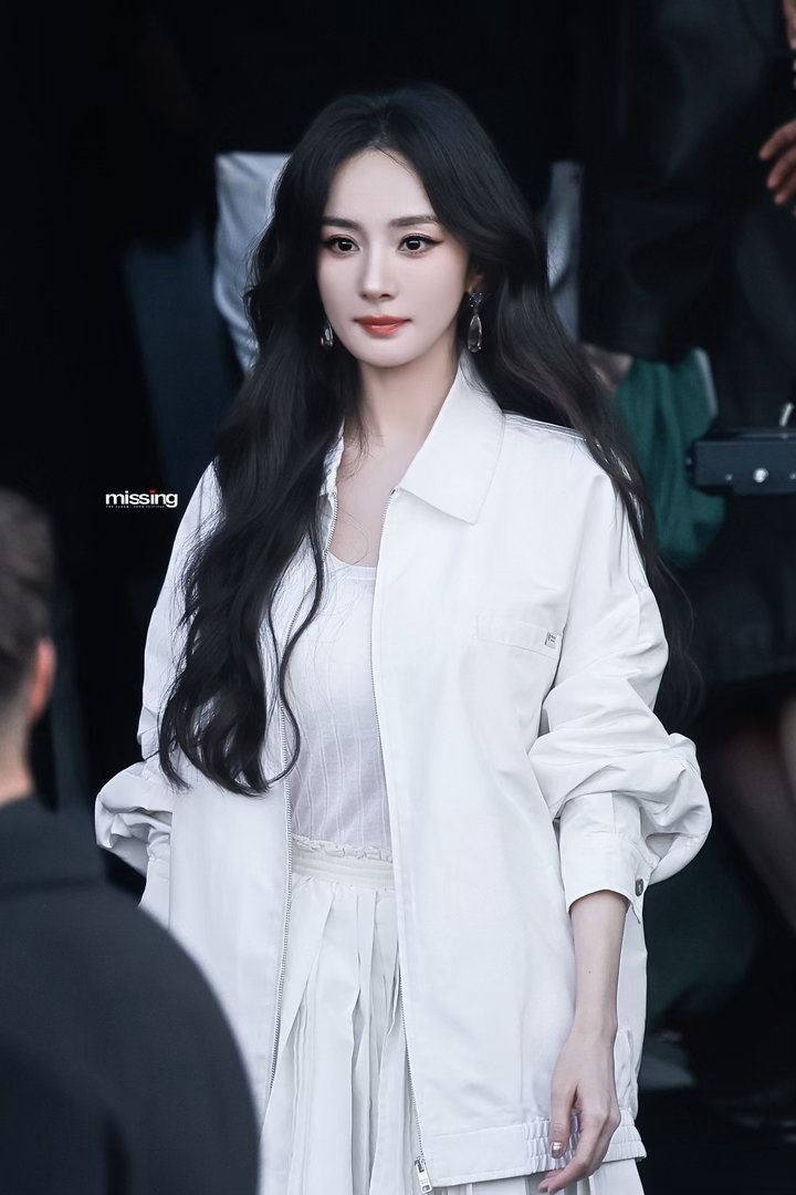杨幂[超话]  ym杨幂冯湮儿 💚 杨幂冯娷 🦊★꒰ঌ幂幂Dollの呆萌指数