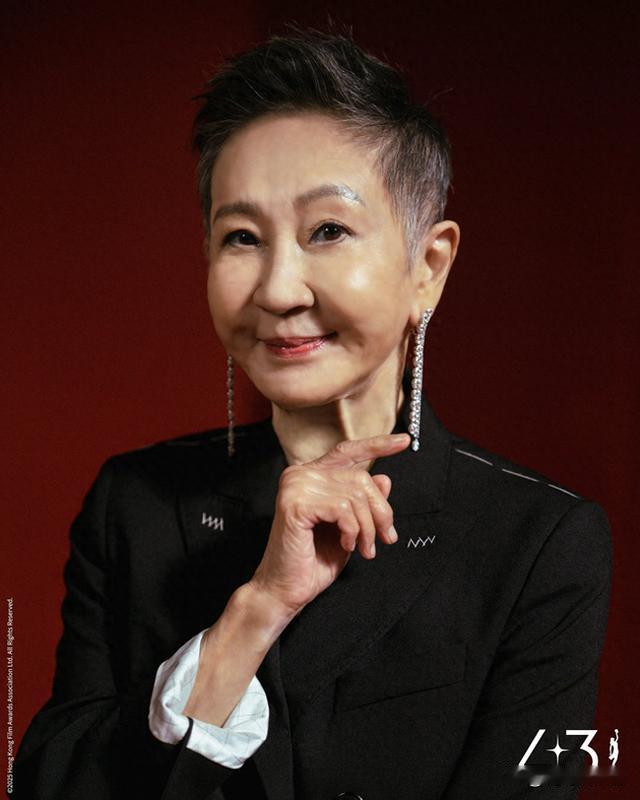 施南生走了两小时半，徐克就站到了镜头前。
离婚十多年的前夫，不是第一个打电话的人