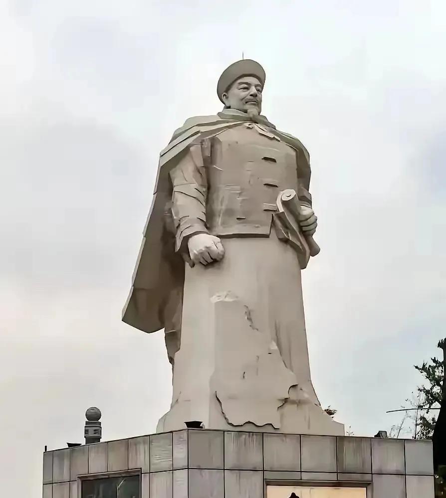 左宗棠收复新疆之后，慈禧太后在宫里悄悄召见他，劈头就问：“花了三千万两白银，用了