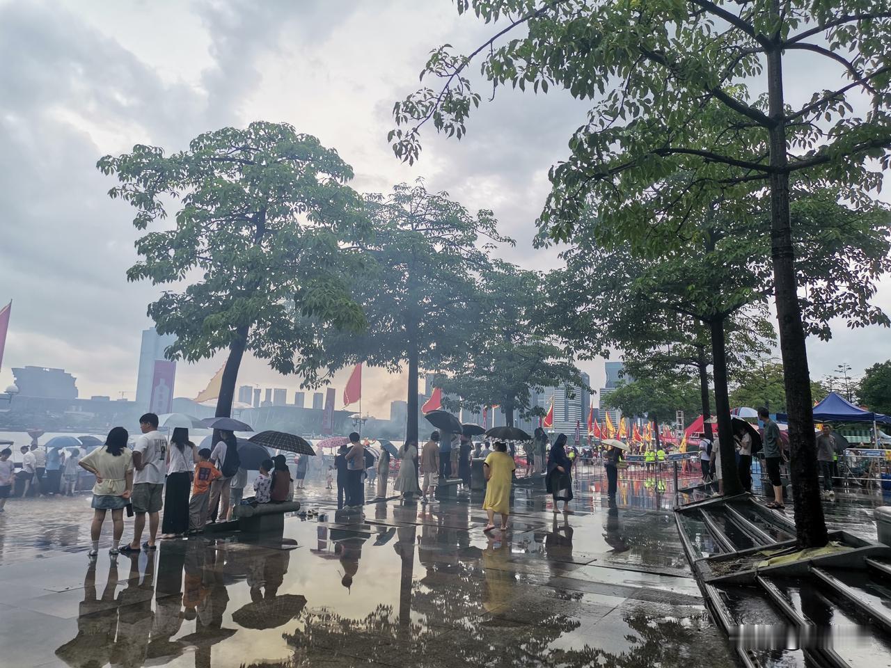 出门感受一下端午节的氛围吧。端午节氛围是什么？下雨，暴雨，龙舟，江水漫长，但还是