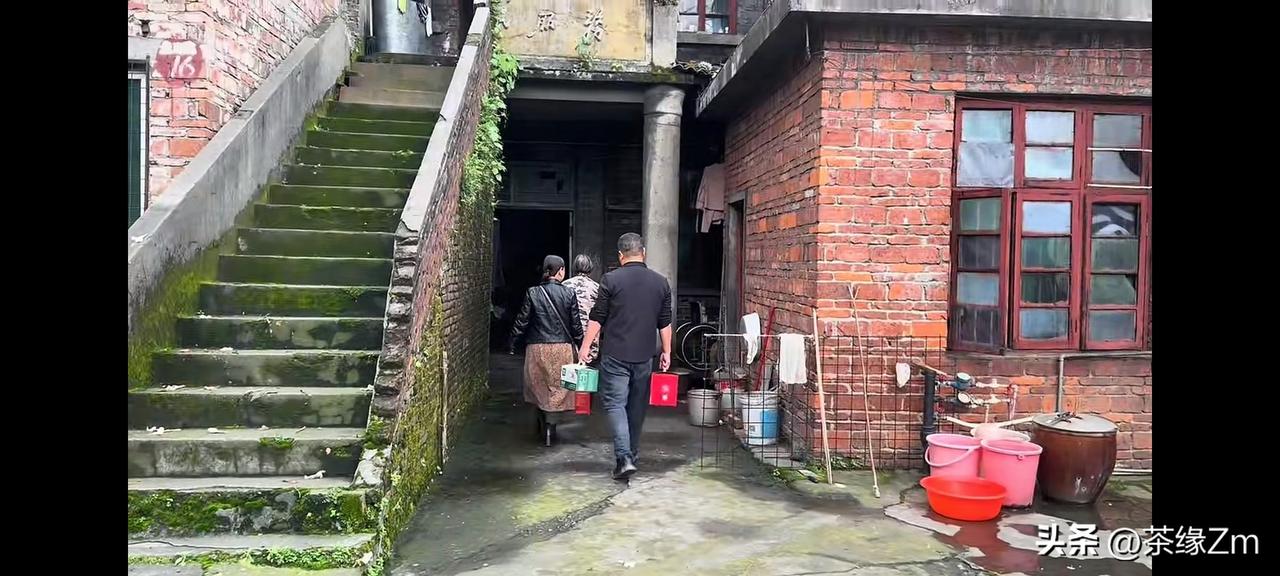 阿李不再拍摄啤酒婶了，拍了这么多年，肯定会有不舍。为了让阿金能在自媒体之路上走得