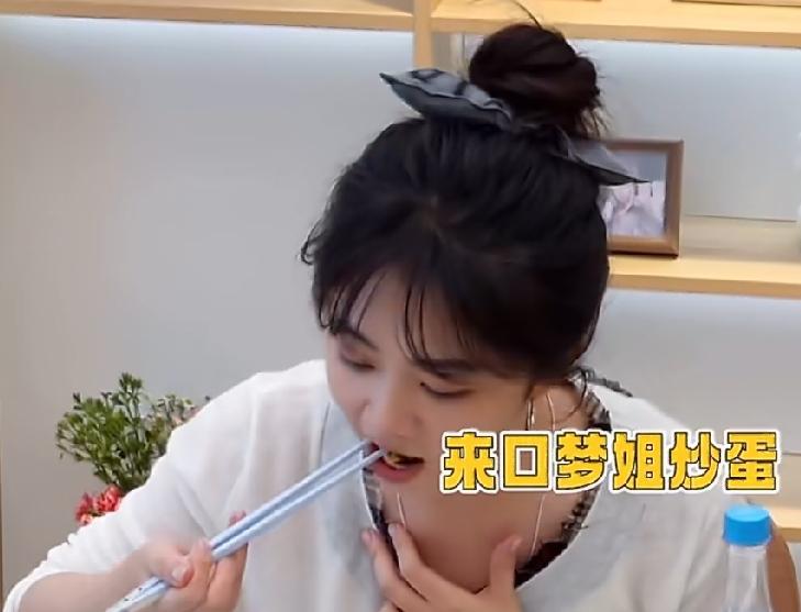 谭松韵李梦刘学义做客李雪琴毛不易综艺，李梦在里面展示自己的厨艺，原本是想做一个番
