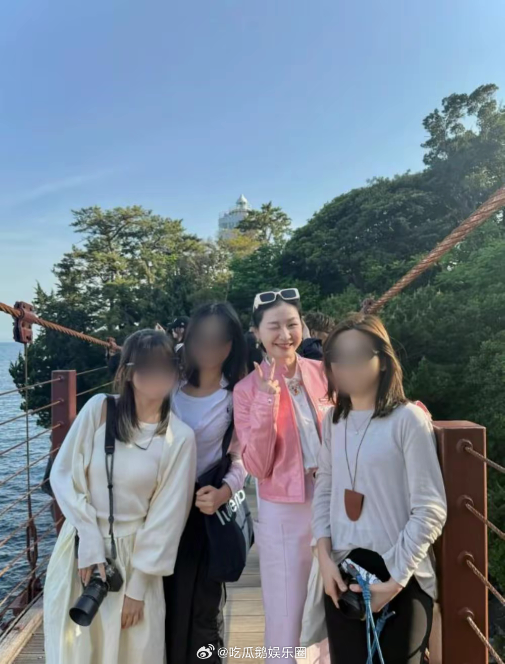 金靖夫妇五一出游，舒奕橙打扮土气没以前帅，金靖倒是又美又时髦 ​​​