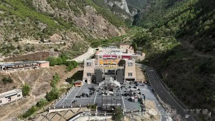 稻城亚丁这段省道收费其实也是可以的：
      首先，它不是单纯的省道穿过景区