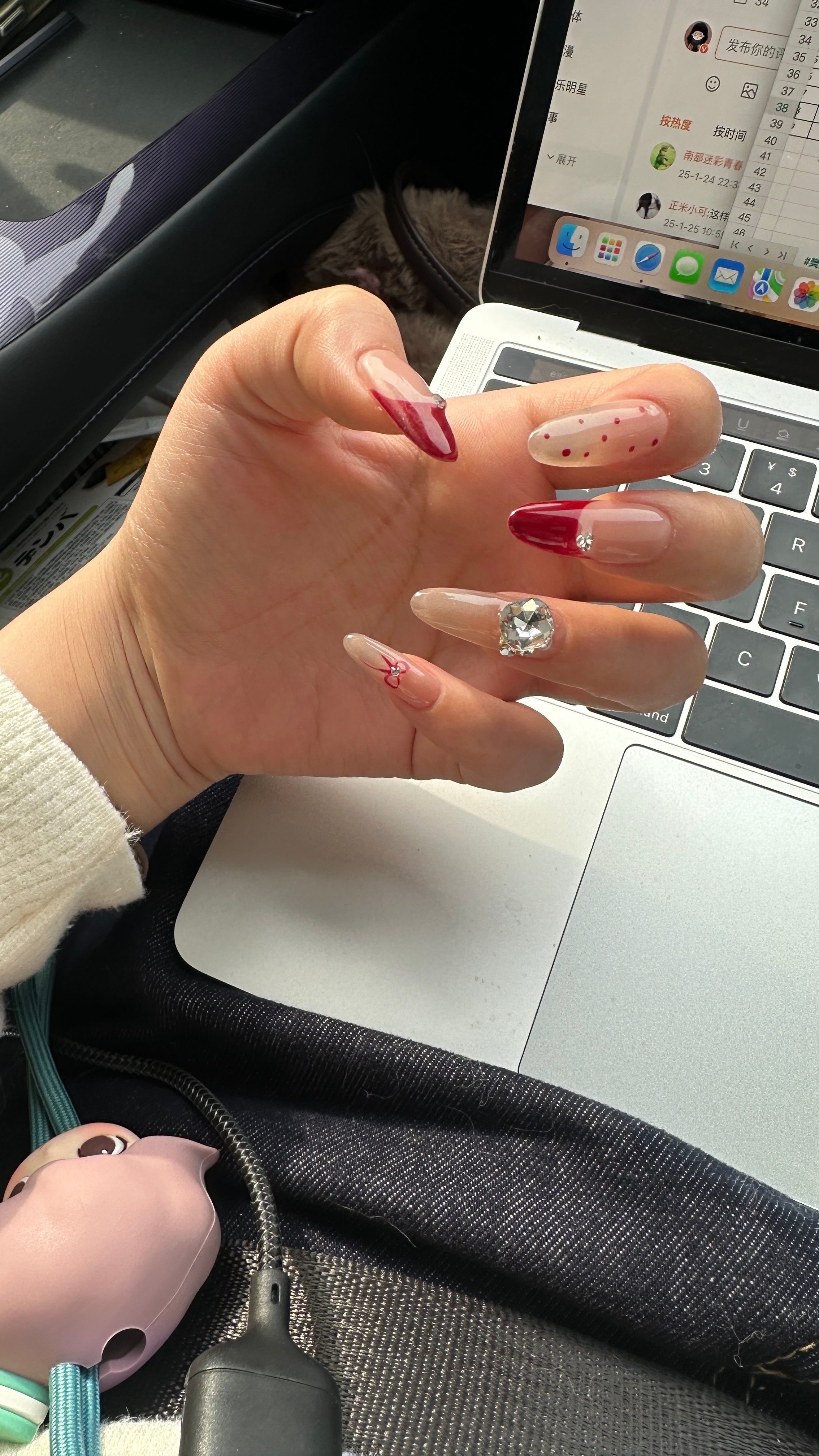 新年旺自己的方式我们家那边都是过年的时候不管穿什么样的衣服，都要搭配上点红色的。