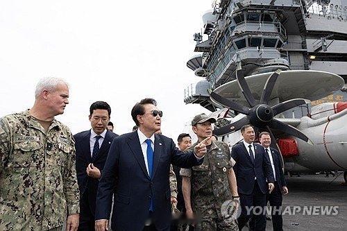 6月25日，在釜山海军作战基地，韩国总统尹锡悦（戴墨镜）登上美国海军“西奥多·罗