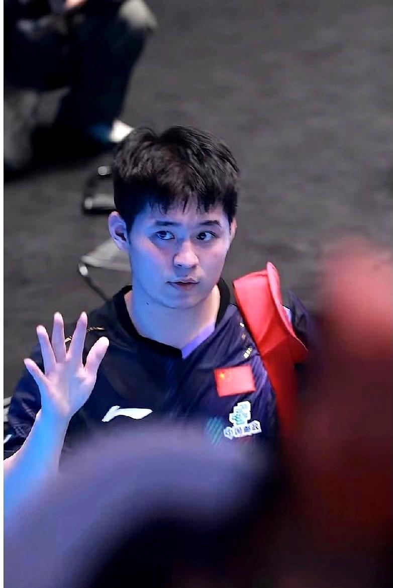 3比1领先，解说都开始聊下一轮了，结果崩了。
 
眼看就要拿下，林诗栋的手突然就