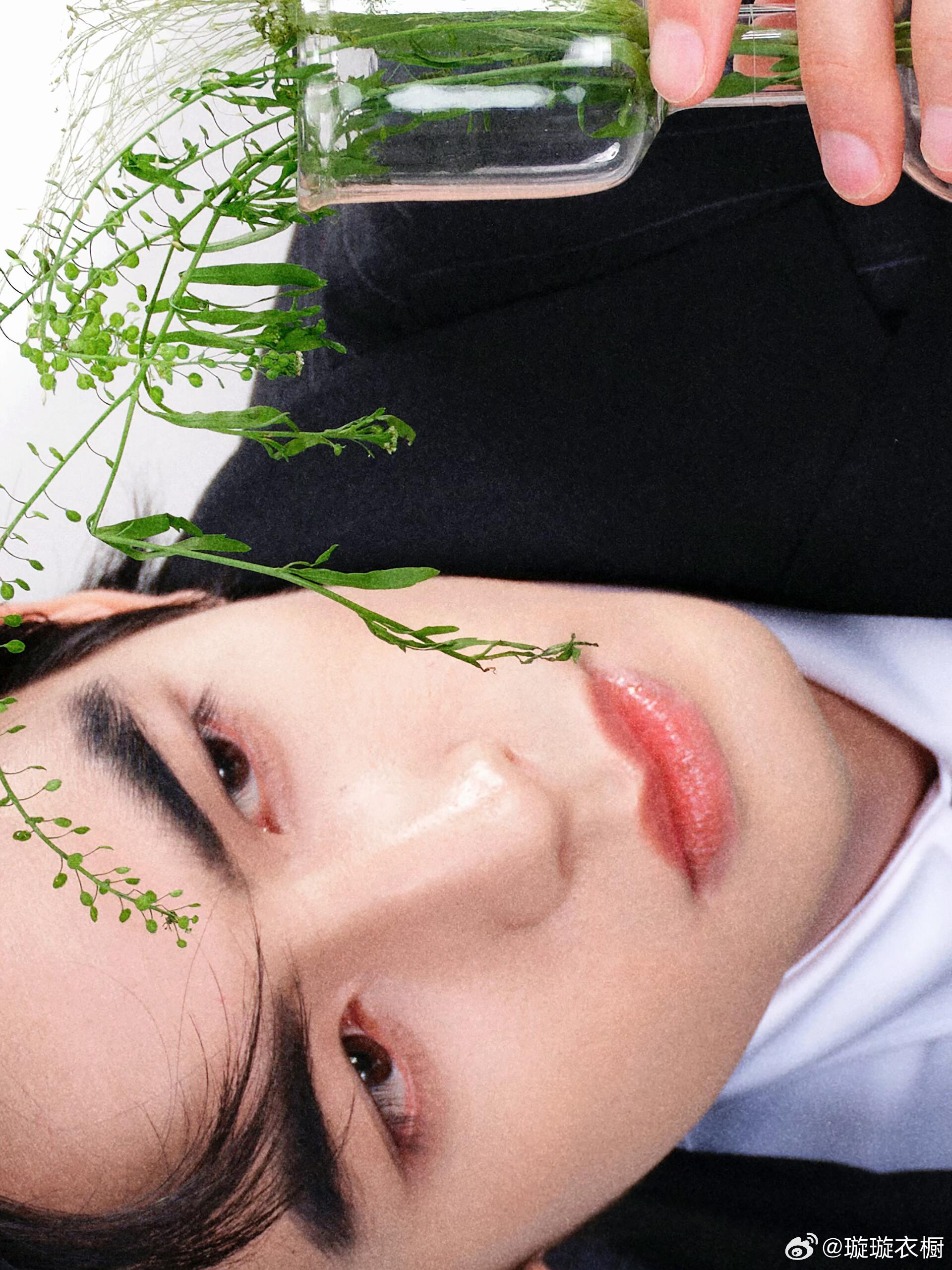 宋威龙亮相mova见面会，Feng Chen Wang拼色西装勾勒利落线条，搭配