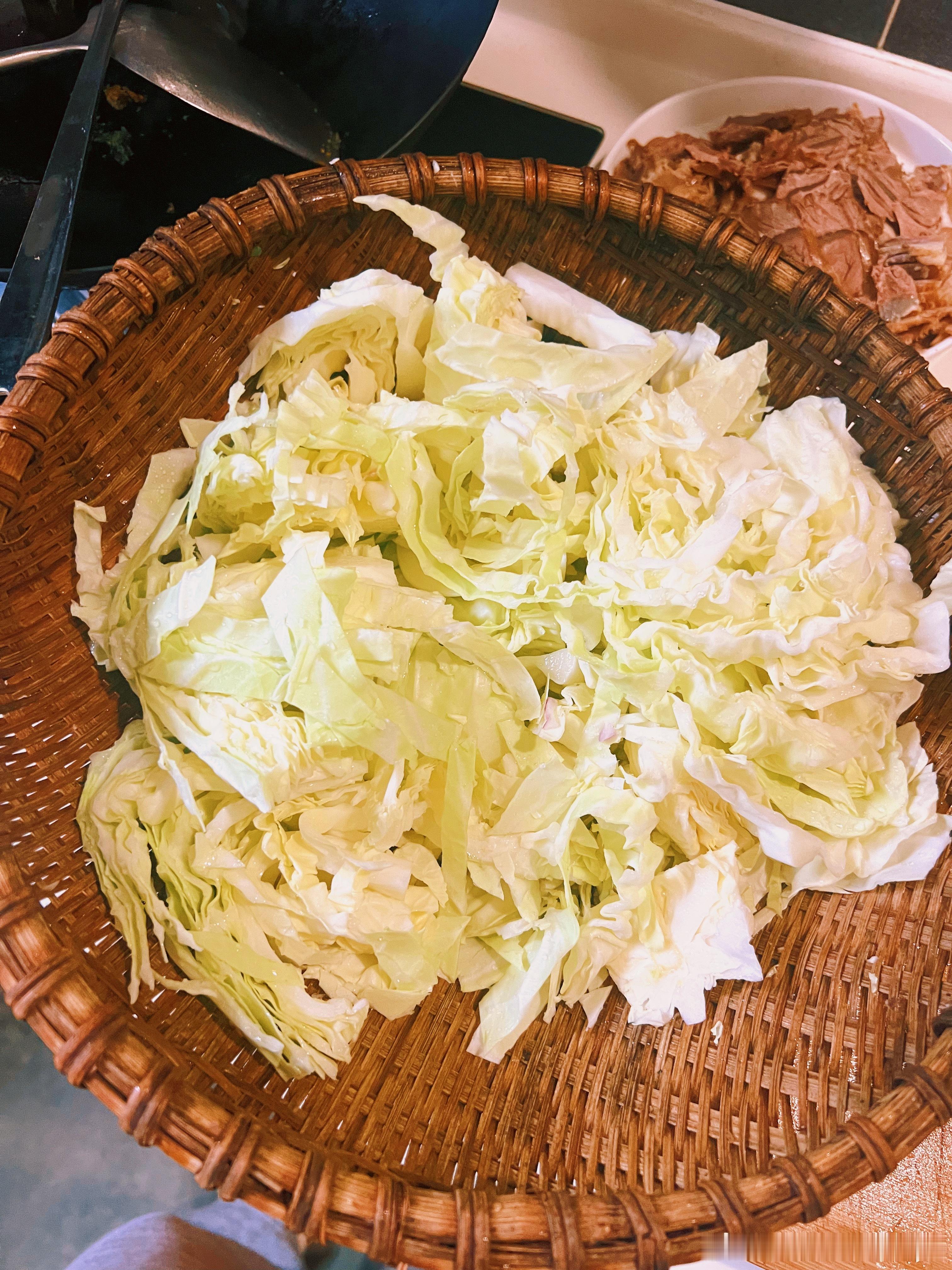 吃饭。切切炒炒半小时搞定，人少就是方便！ 