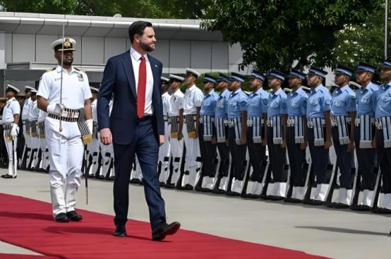 万斯要当总统了吗？
 
先跟大家说清楚，特朗普压根没住院，那些网传的病重消息全是