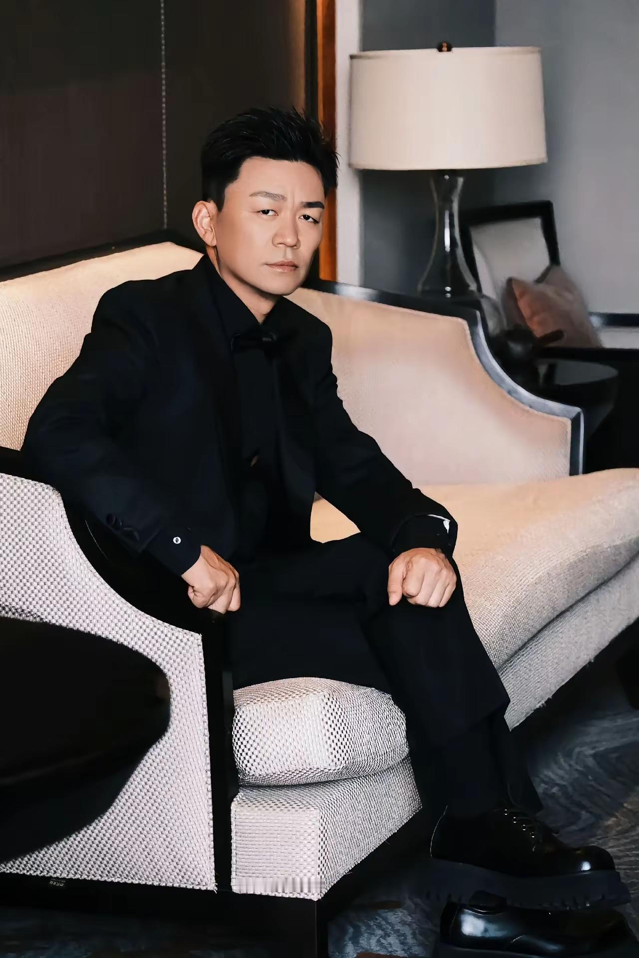 人的相貌是随着阅历地位的不断变化而变化，古语说得好 : 面由心生。人生阶段变迁 