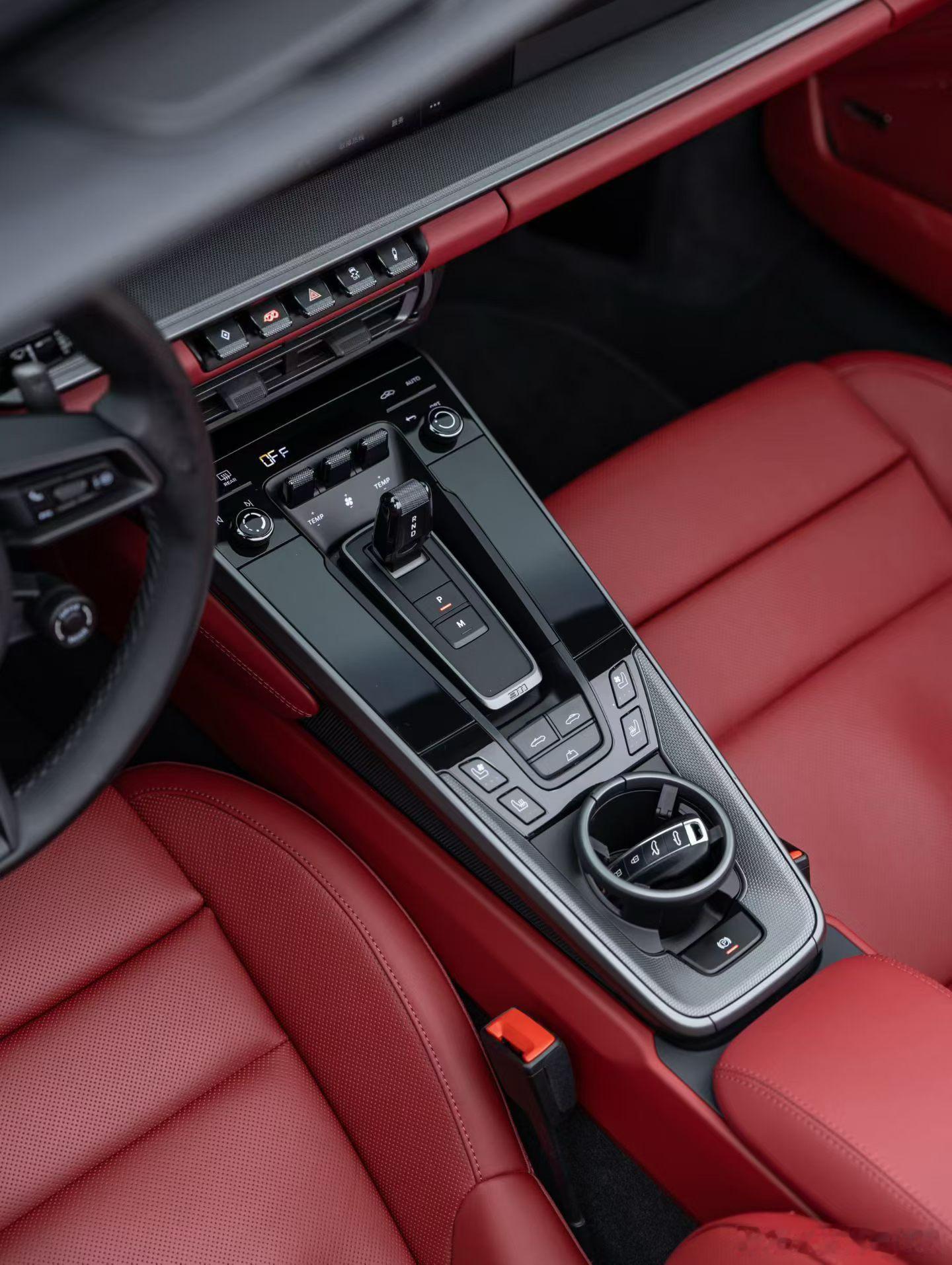 真正的奢雅，从不是喧嚣夺目，而是历经时光依旧纯粹。这台24年911 Carrer