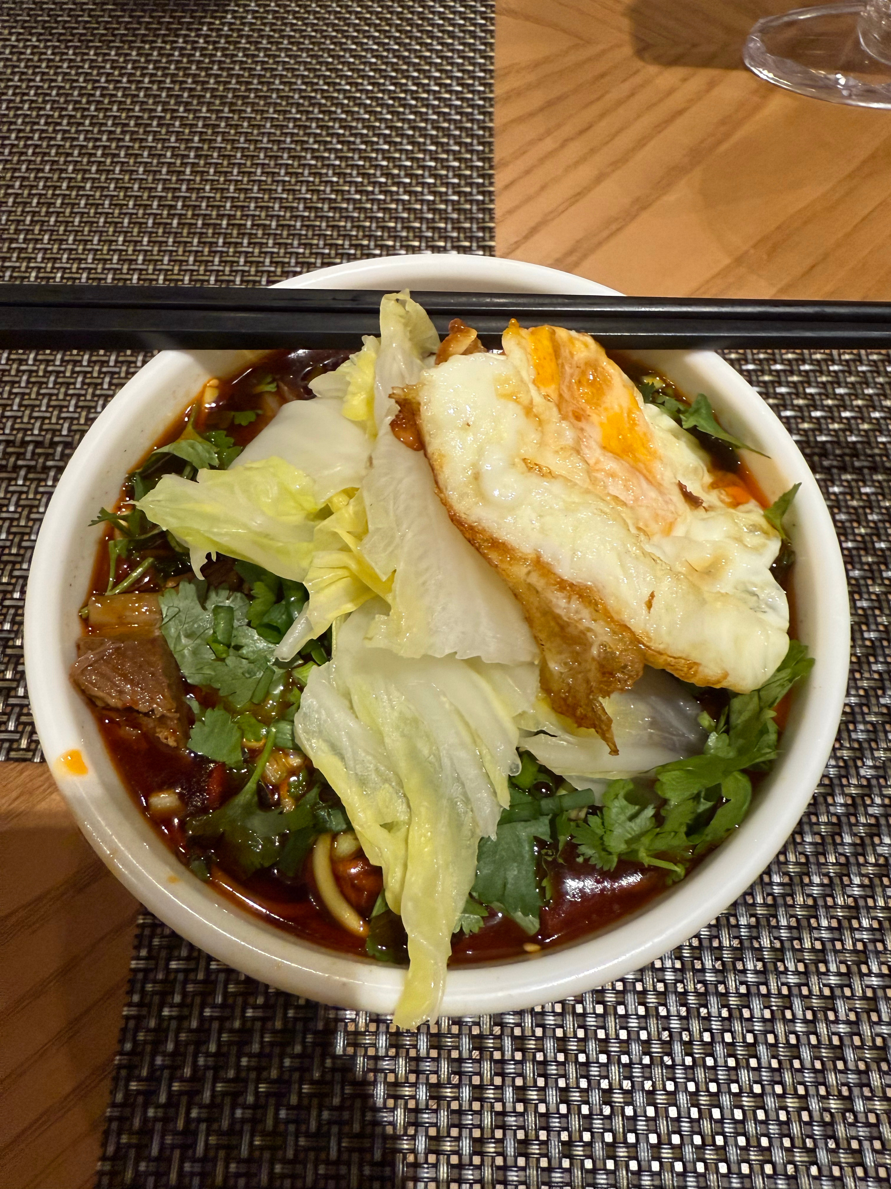 整个大川西我只忘不了这碗酒店的牛肉面，我可以为了它早上6点起床[二哈] ​​​