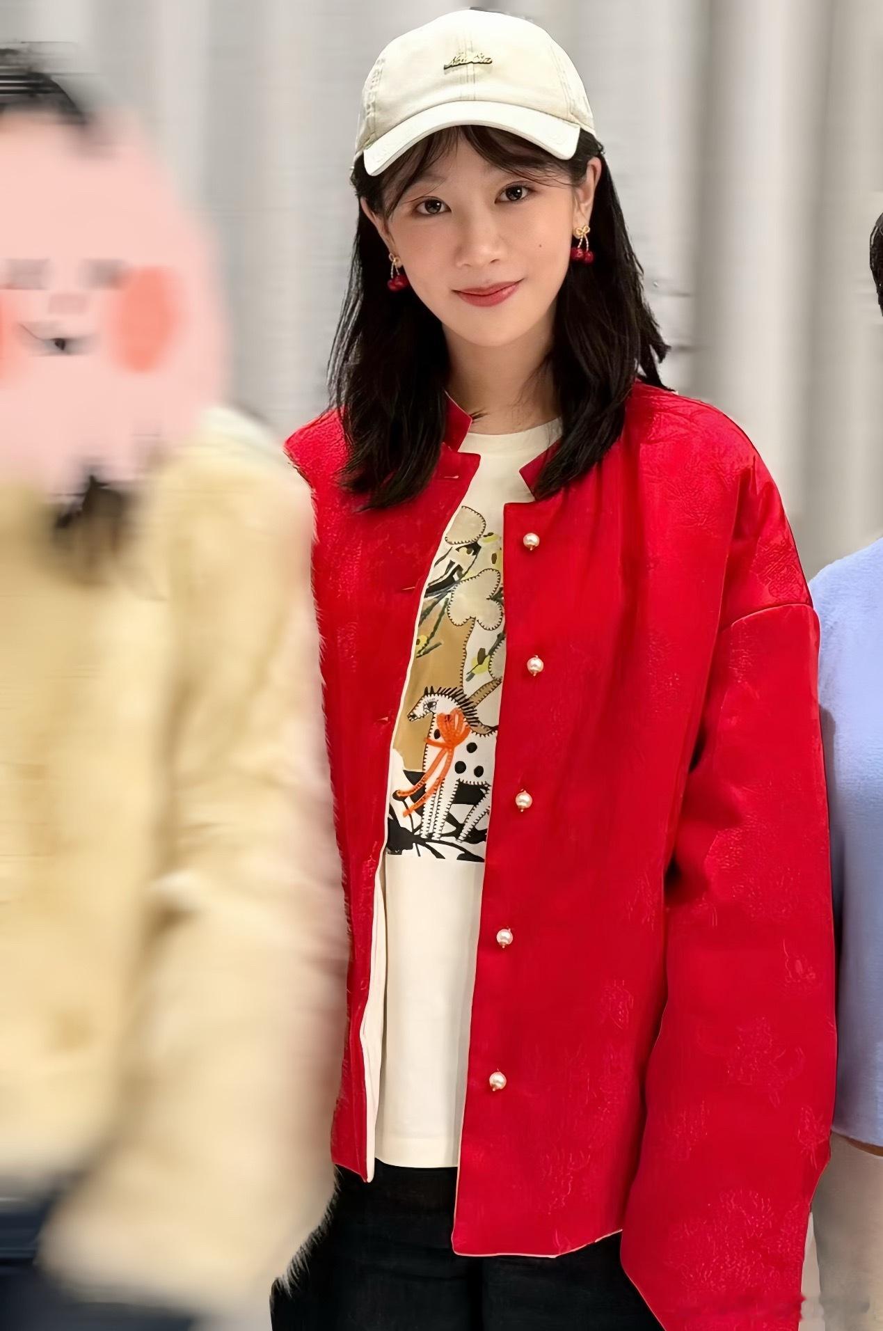 杨紫最新合照状态，一身红气 