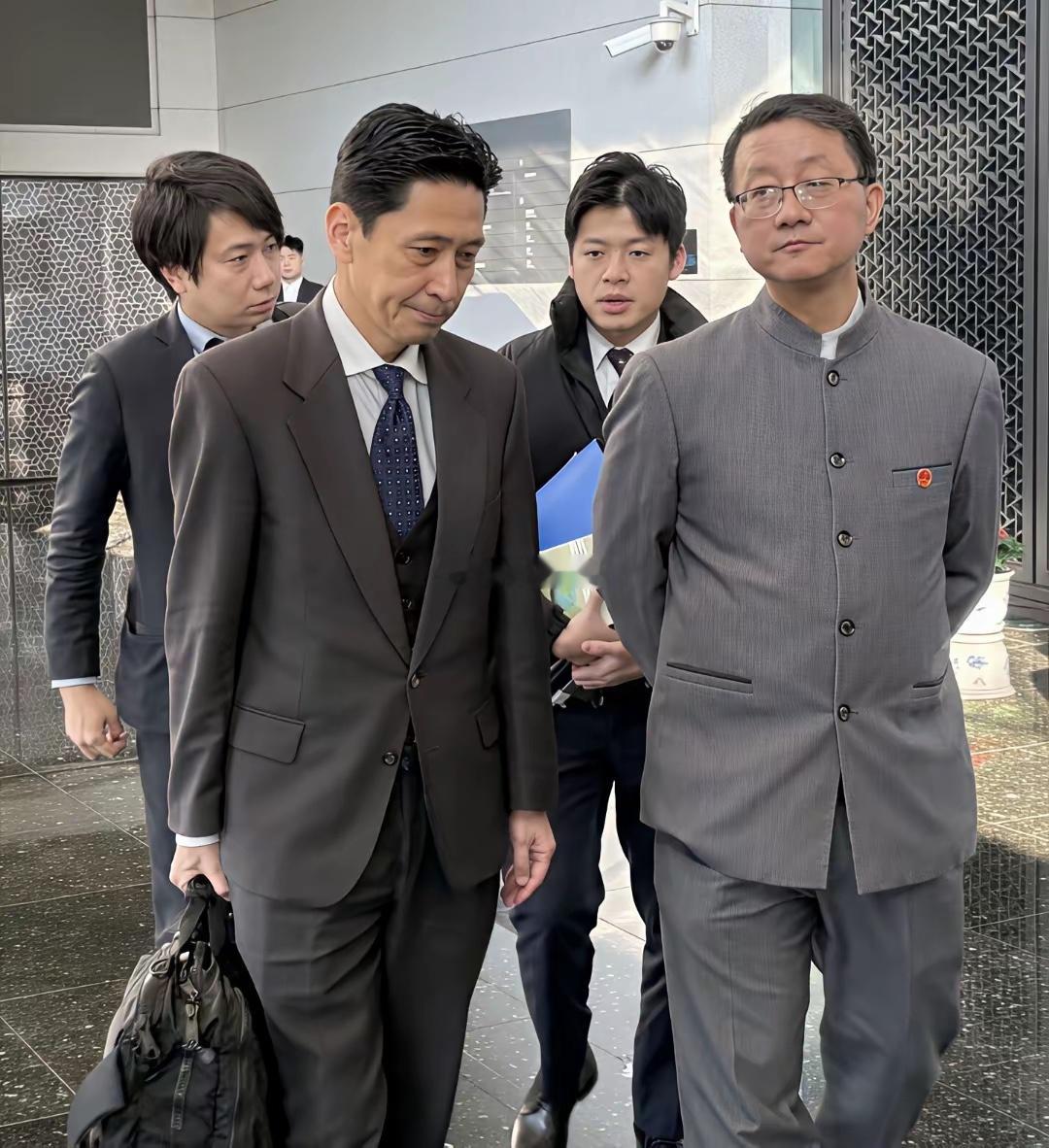 这张图拍的也不错，意思表达到位了。 