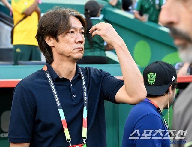 洪明甫回国那天，仁川机场上千球迷举着横幅等他道歉。他低头绕过人群，钻进车门，一句