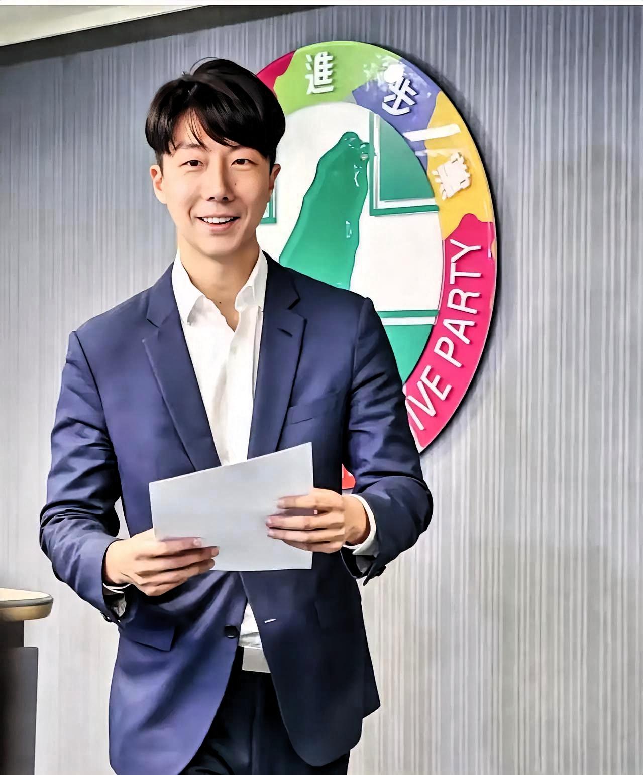 民进党发言人吴峥慌了！
敢信吗？一个民进党发言人竟在电视节目上公然宣称自己就算是