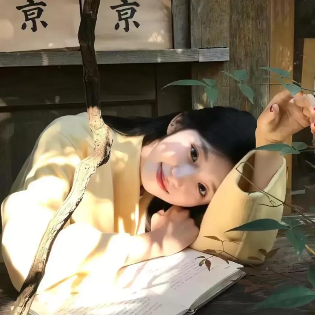 静享午后时光，沉浸在书香与阳光中茶香里的慢时光 陶醉书香意境 秋日书香浓 书香里