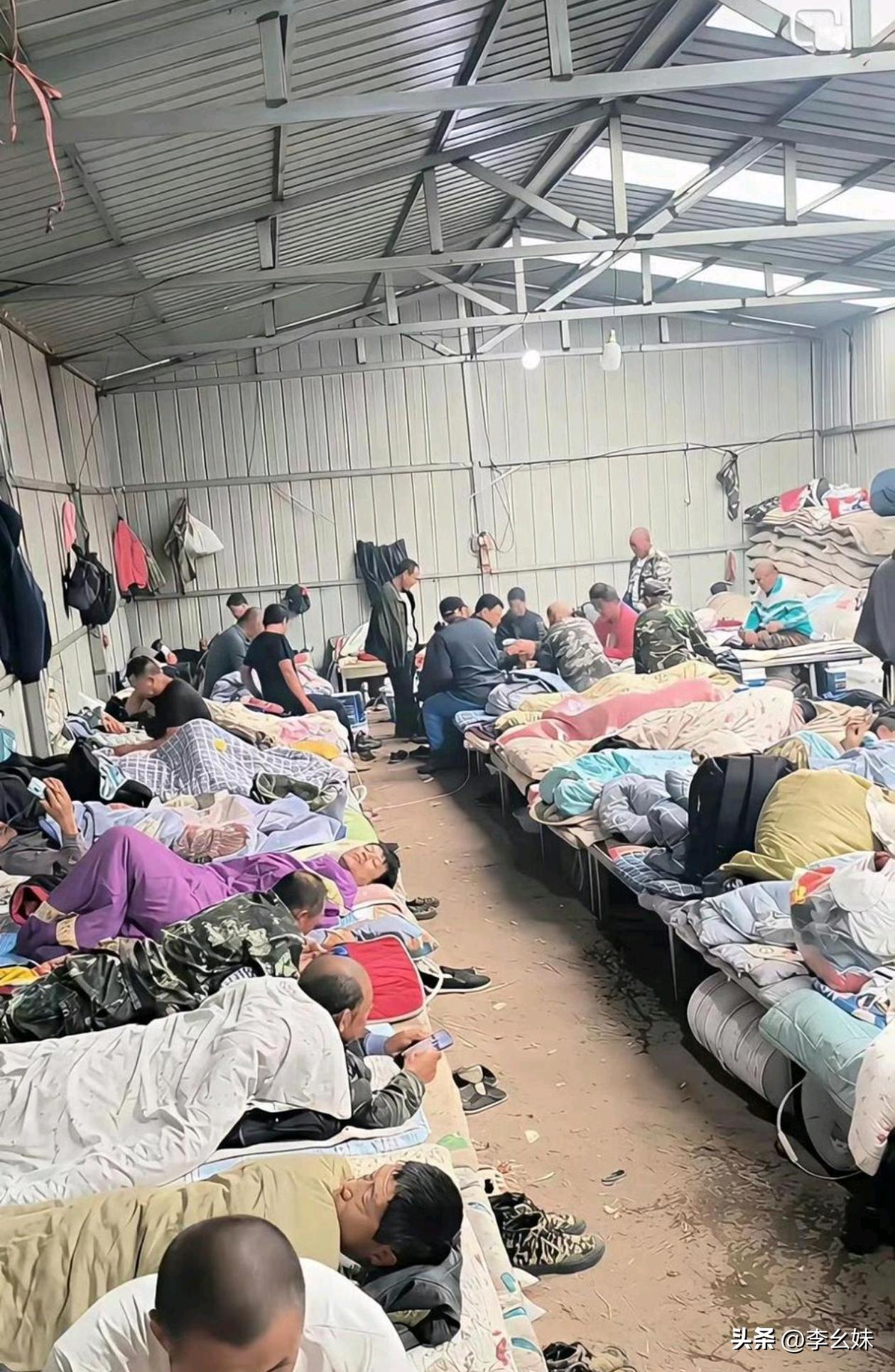 这是真实的工地宿舍吗？有没有做过工地的朋友来解释一下