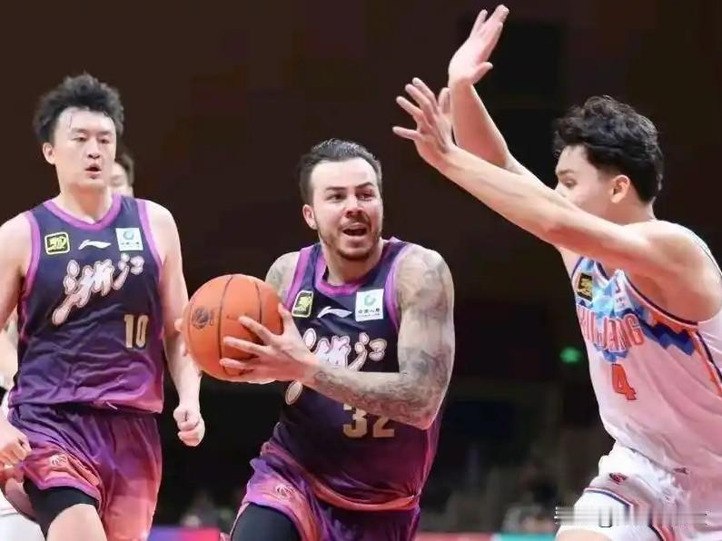 浙江与广东的加时赛，最后时刻浙江外援约克在接近中圈的位置压哨命中超远三分，广东8