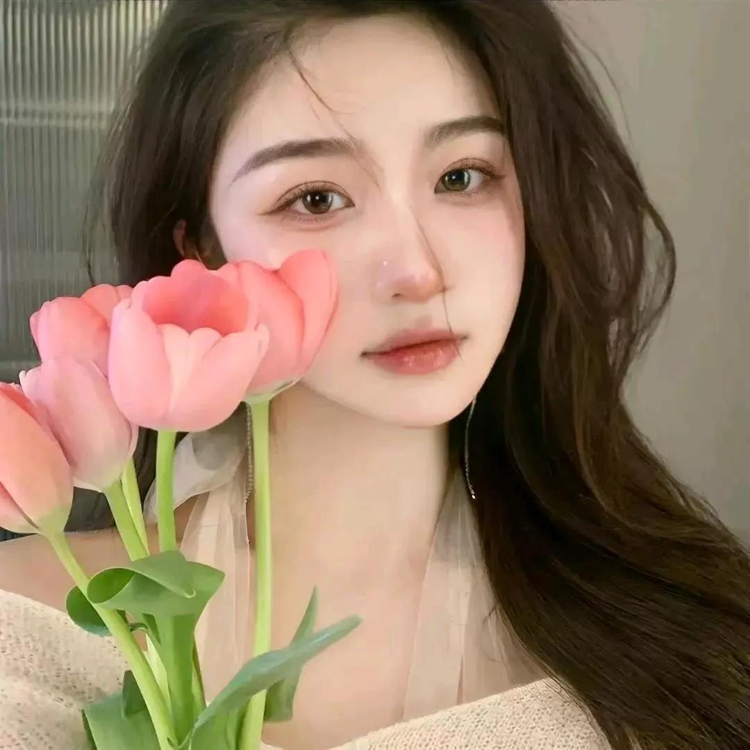 春日里的温柔少女，与粉嫩郁金香同框