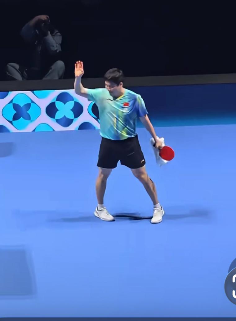 梁靖崑2:3输奥恰，无缘世界杯淘汰赛——长时间向观众挥手让人感动🥹！
4月1日