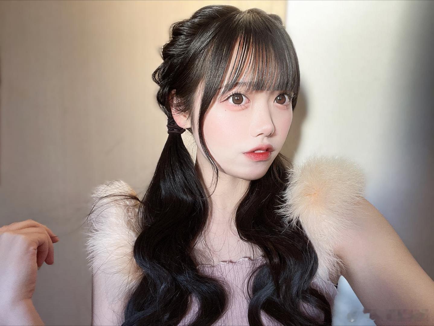 👧🏻💕 