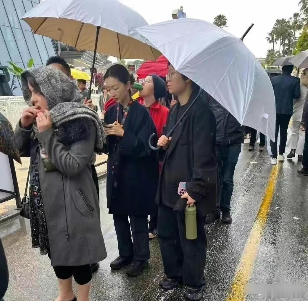 周冬雨在人群中真的很一般，身型太瘦了还是苦瓜脸[困]看不出美感… ​​​