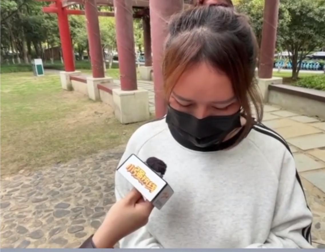 女子被推销贷款隆胸后持续发烧，王女士的经历在网上引发了不少关注。她原本只是陪小姐