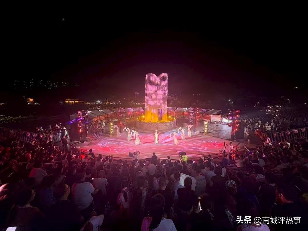 中山曹边村这文化周火了，图片里金光闪闪，现场挤得水泄不通。作为附近人，我真想问：