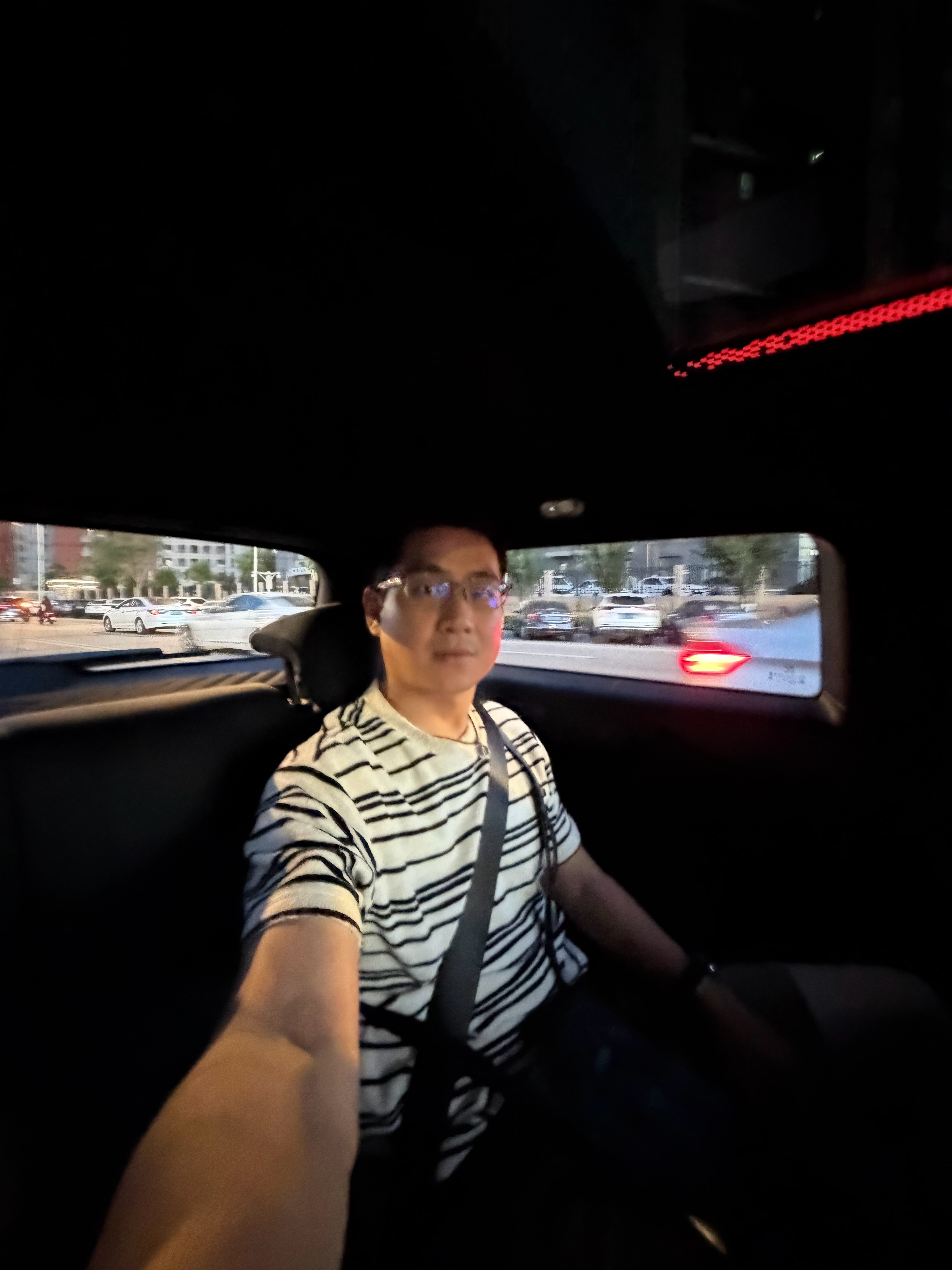 电动迷你几个点1 后排不小，比特斯拉Model YL的第三排舒服很多2 动力不错