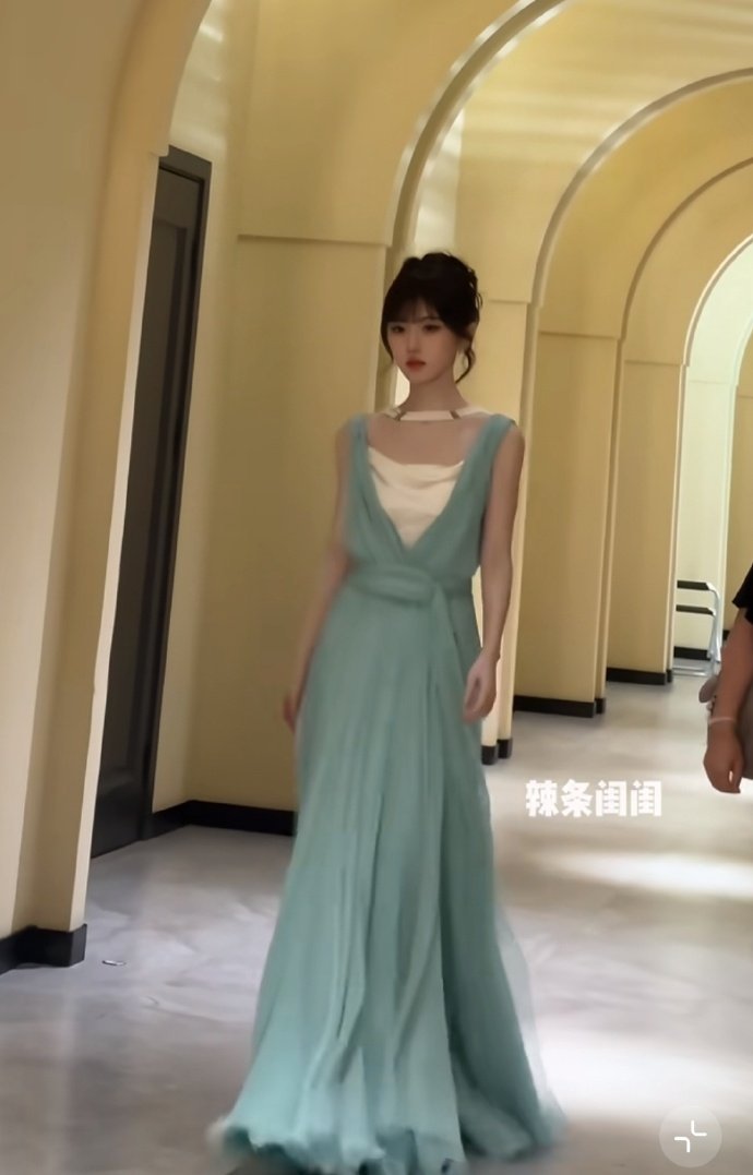 鞠婧祎在万花世界穿了高定谁能拒绝鞠婧祎的高定造型，薄荷绿长裙衬得她清丽温婉，行走