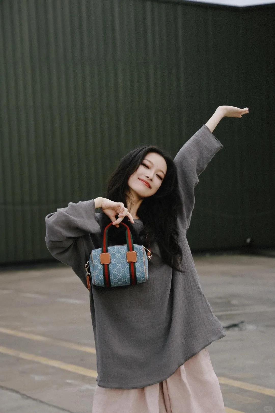 被倪妮这组文艺风鲨到！松弛感拉满
 
倪妮又把文艺风玩出新高度✨ 灰上衣+浅粉阔