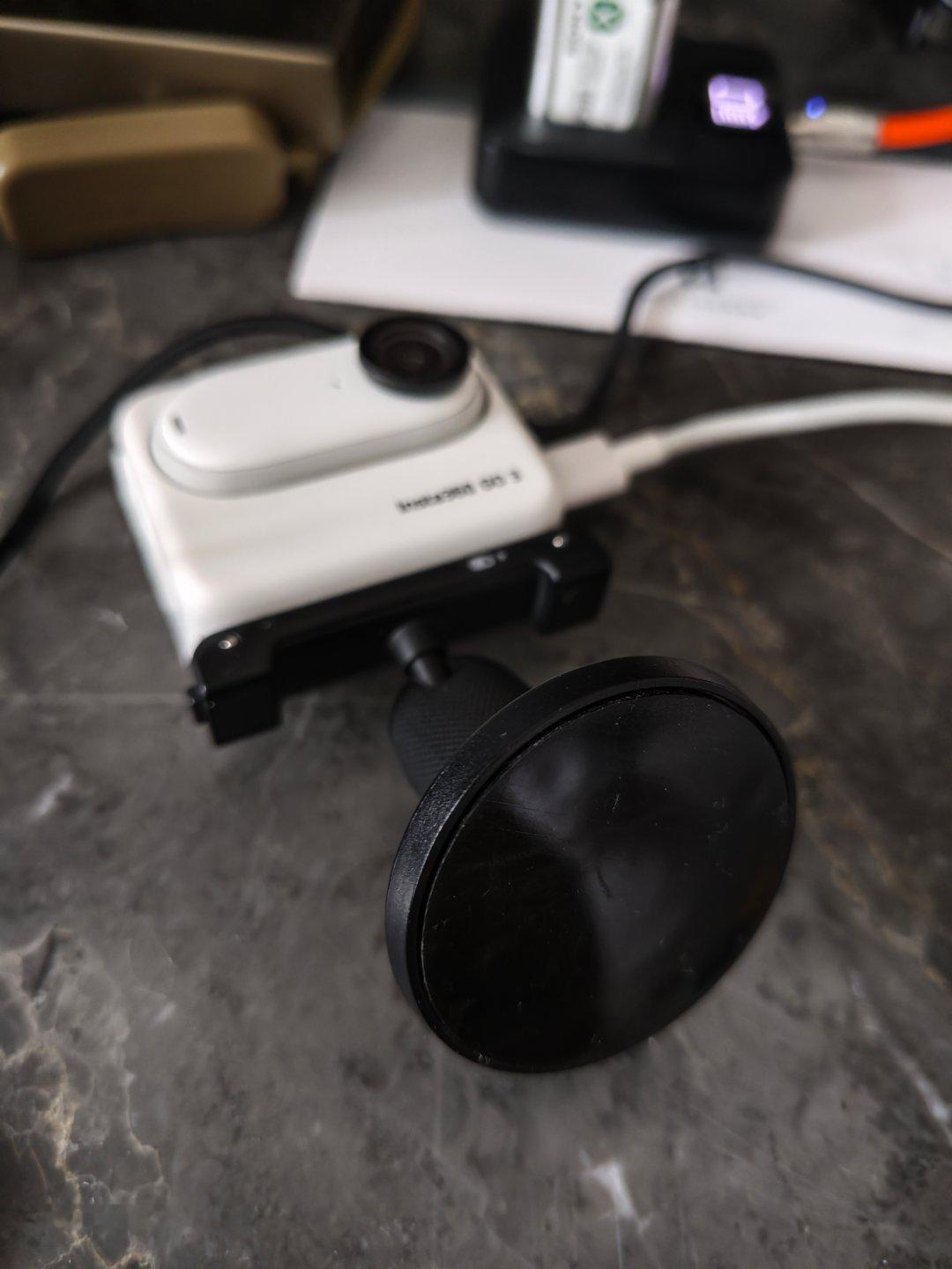 兄弟们我又糟心了，新买的insta360 go3那个特别好用的粘贴底座的盖丢了，