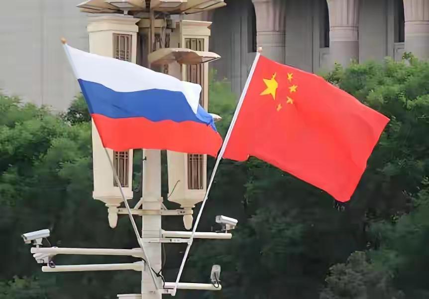 三面合围下的24小时：日本的焦虑与失序
 
琉球周边的海空之上，中俄舰机的协同巡