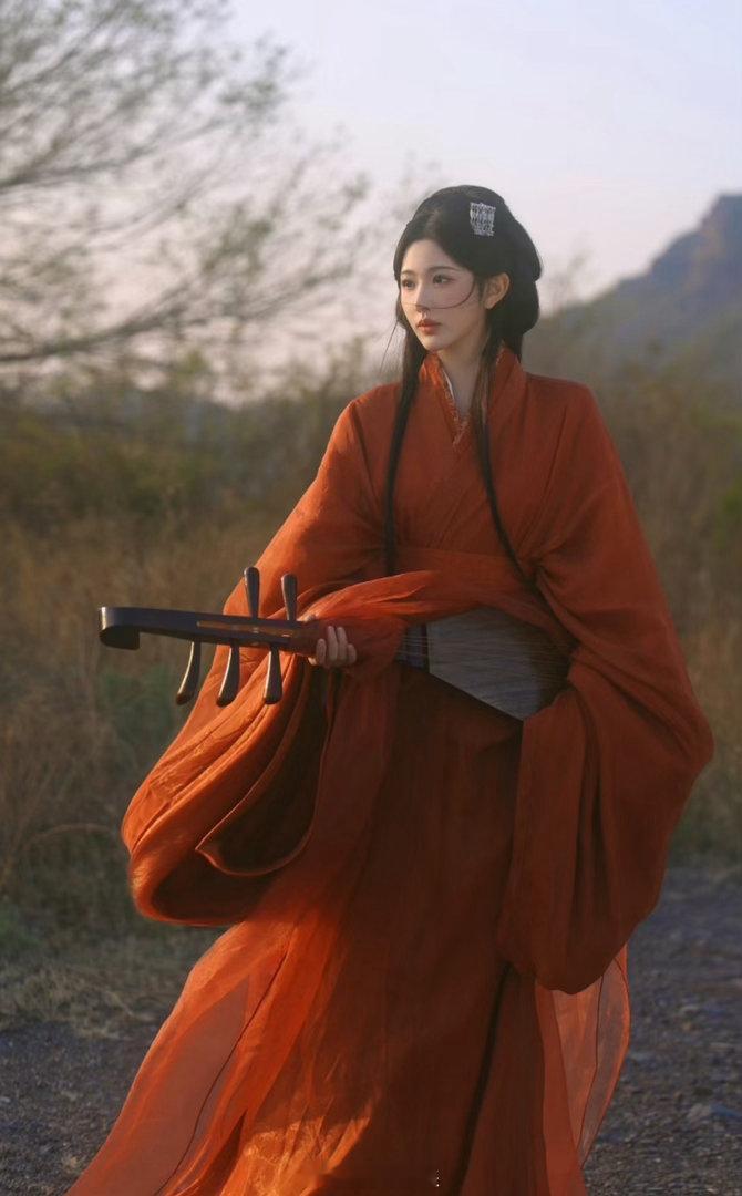 派酱安利 孔雪儿将门独后红衣路透红色垂耳兔造型太绝了！红衣路透一出，又美又飒气场