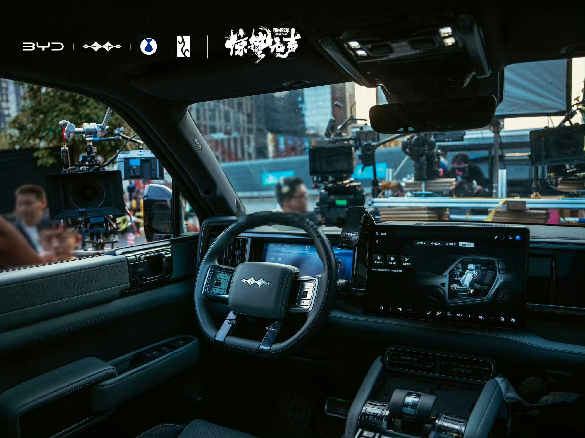 今天刚看完《惊蛰无声》，张艺谋执导的国安题材电影！说实话，被满屏的国产车给种草了