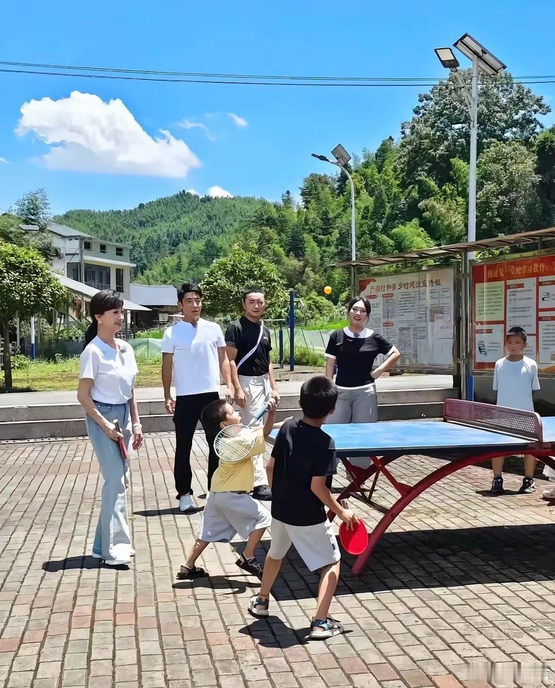 在江西小馆偶遇赵雅芝，离开美颜滤镜，这状态也太真实了 