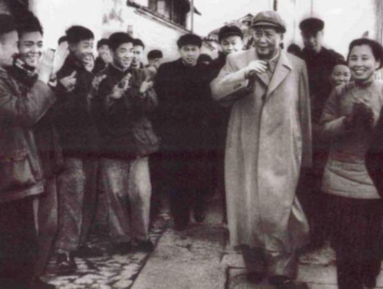 1953年毛主席视察期间突然询问谭震林，专注地问他在银行到底存了多少钱，背后有何