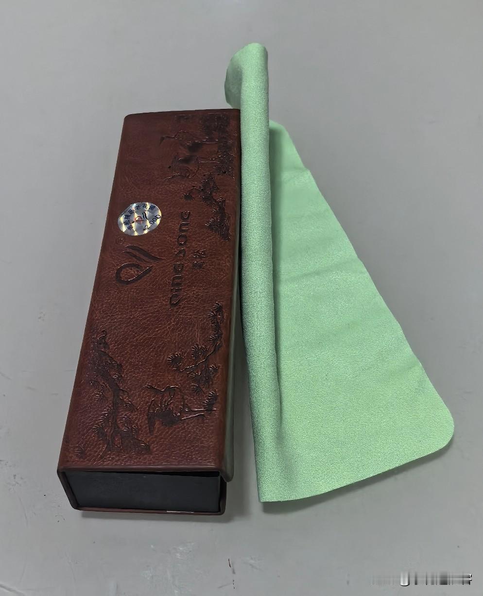 近日，一则关于眼镜清洁的科普知识在网络上引发广泛关注。该科普内容指出，大多数消费