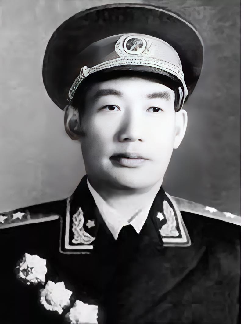 1963年，南京军区来了一个新政委，许世友看到他却面露苦色，因为许世友爱喝酒，可