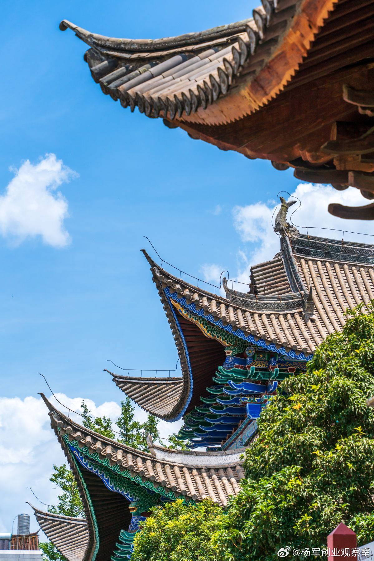 三个合伙人怎么分股权？最怕陷入“三足鼎立”的内耗。怎么分才稳妥？直接上干货：一、