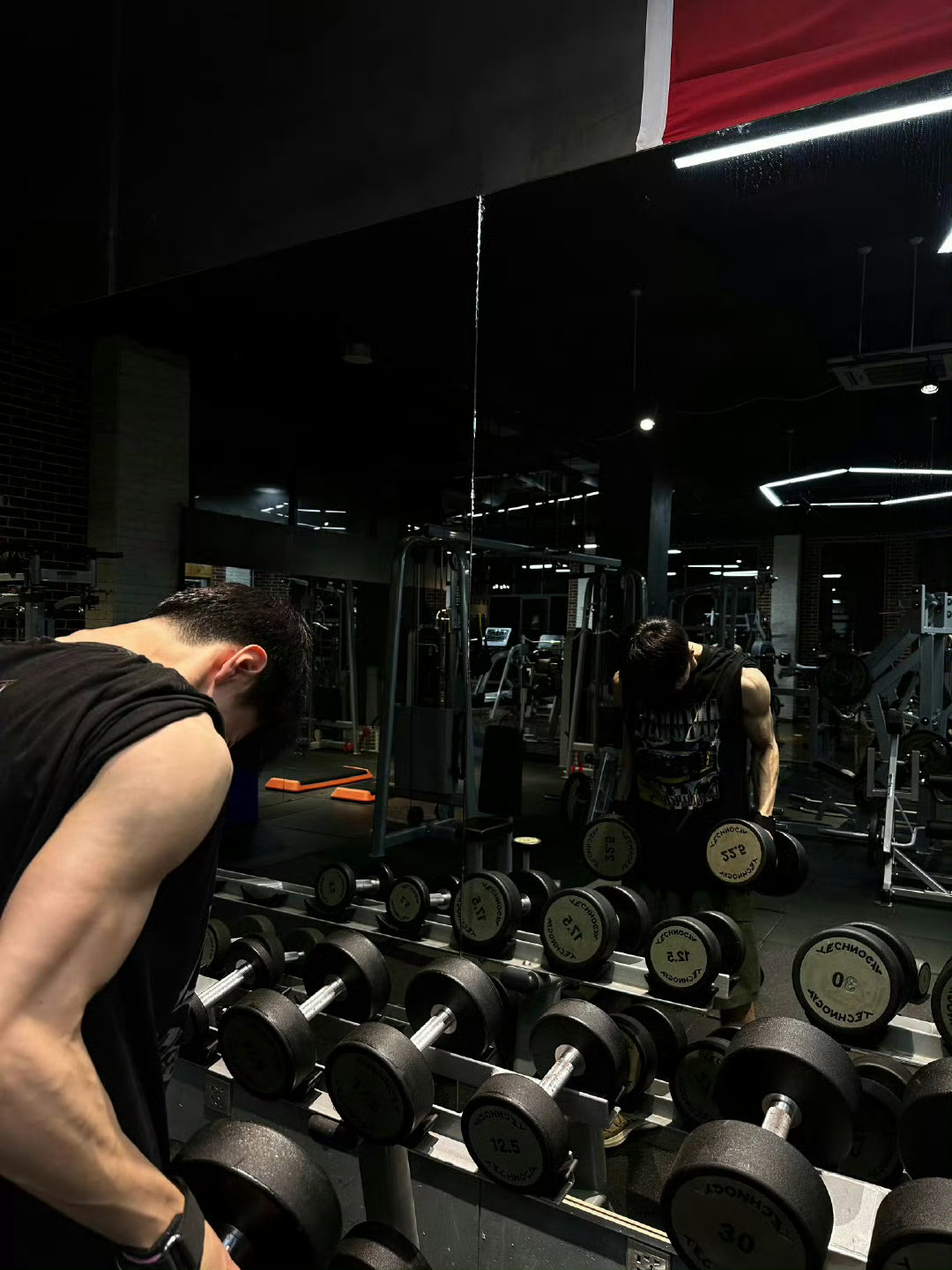 陈飞宇半夜健身偶遇陈哲远 看完只想说：帅哥的凌晨，和我们的凌晨真不一样！ 